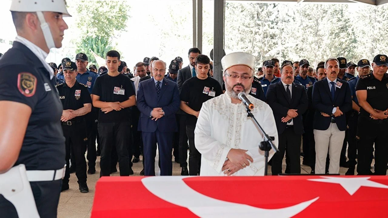Görev başında kalp krizi geçiren polis Hakan Seçkin son yolculuğuna uğurlandı