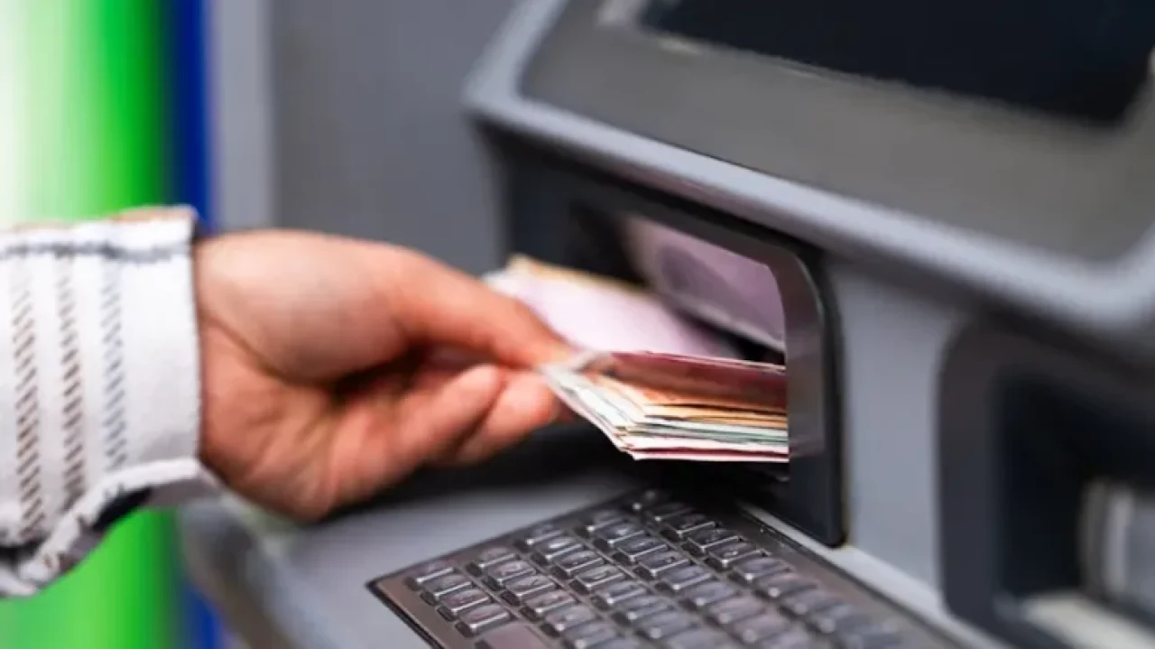 Merkez Bankası'nın faiz indiriminden sonra bankalar faizsiz kredi fırsatları sunmaya başladı.