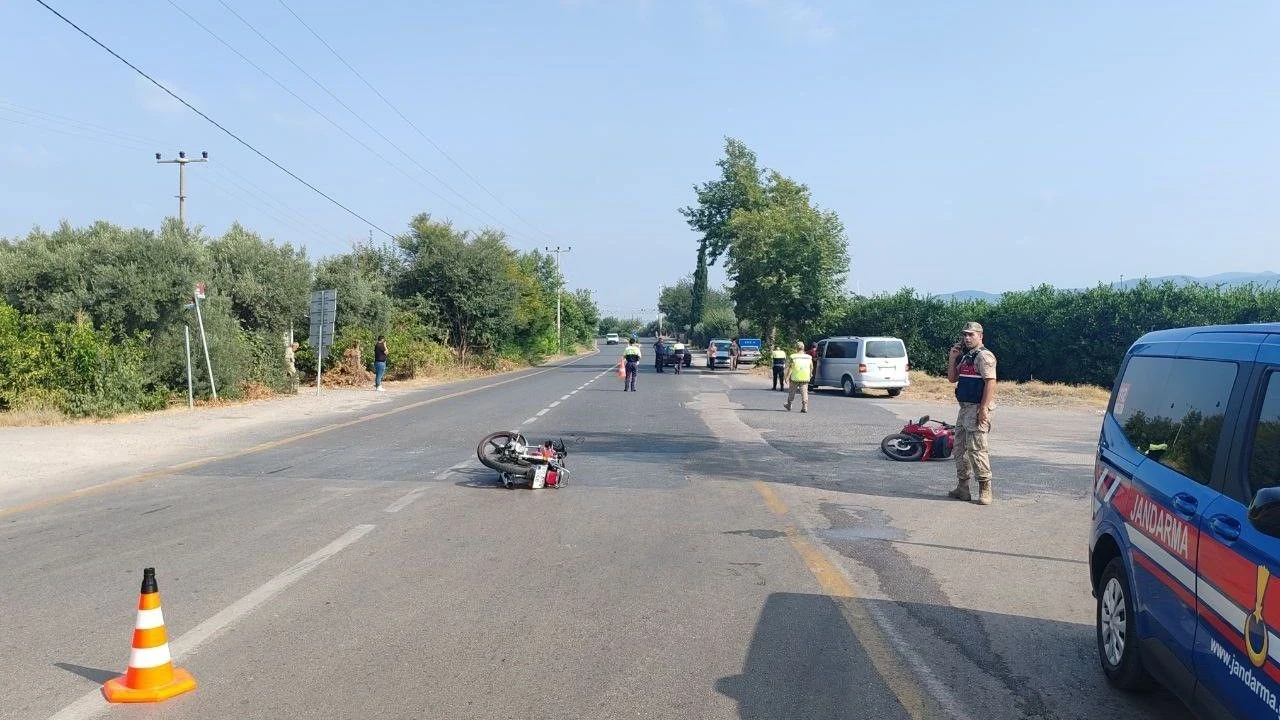 Erzin'de Motosiklet Kazası: İki Sürücü Yaralandı, Emniyet Soruşturma Başlattı