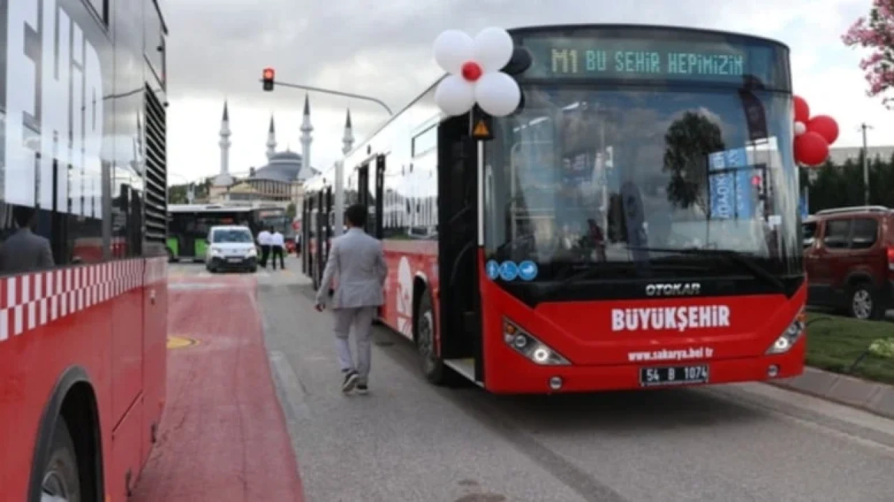 Sakarya, metrobüs hizmetine başladı; Eylül'e kadar seferler ücretsiz!