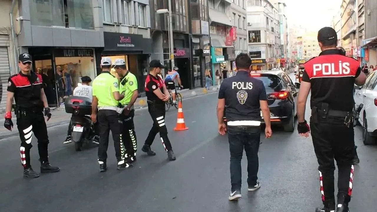 İstanbul'da "Huzur" operasyonu: 380 aranan şüpheli gözaltına alındı, 343 bin kişiye GBT sorgusu yapıldı.