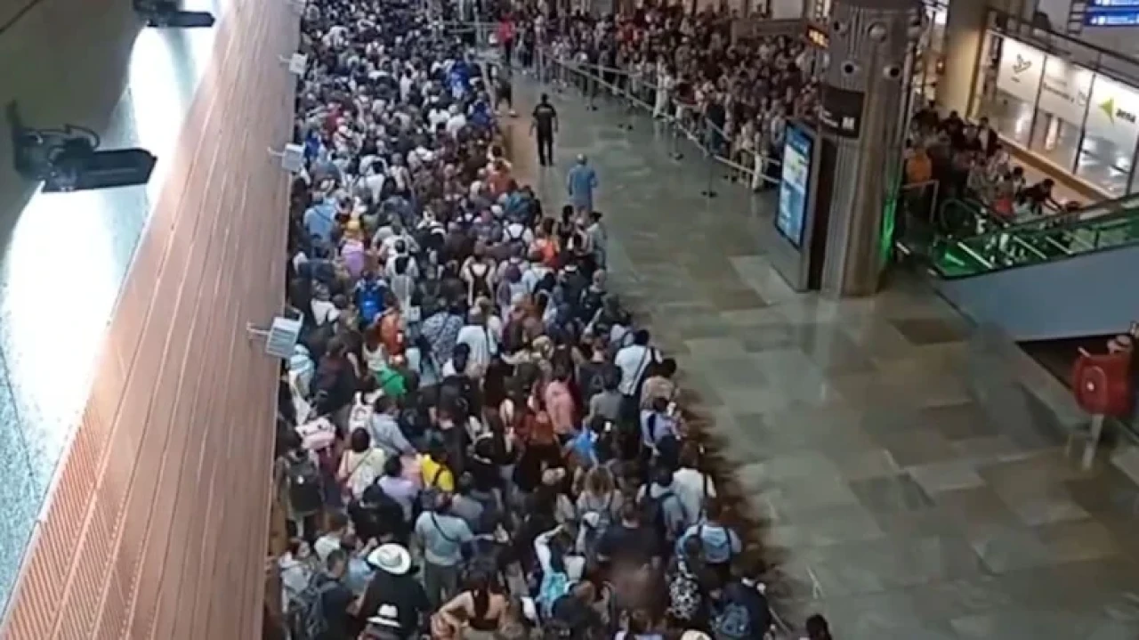 Madrid Havalimanı'nda Yaz Yoğunluğu Yolcuları Zor Durumda Bıraktı