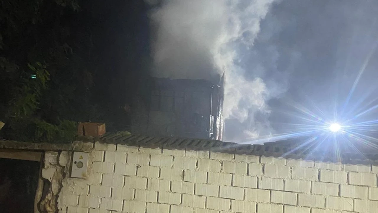 Ödemiş'te gece yarısı çıkan yangın, bir evin küllere dönüşmesine neden oldu. Neyse ki can kaybı yok.