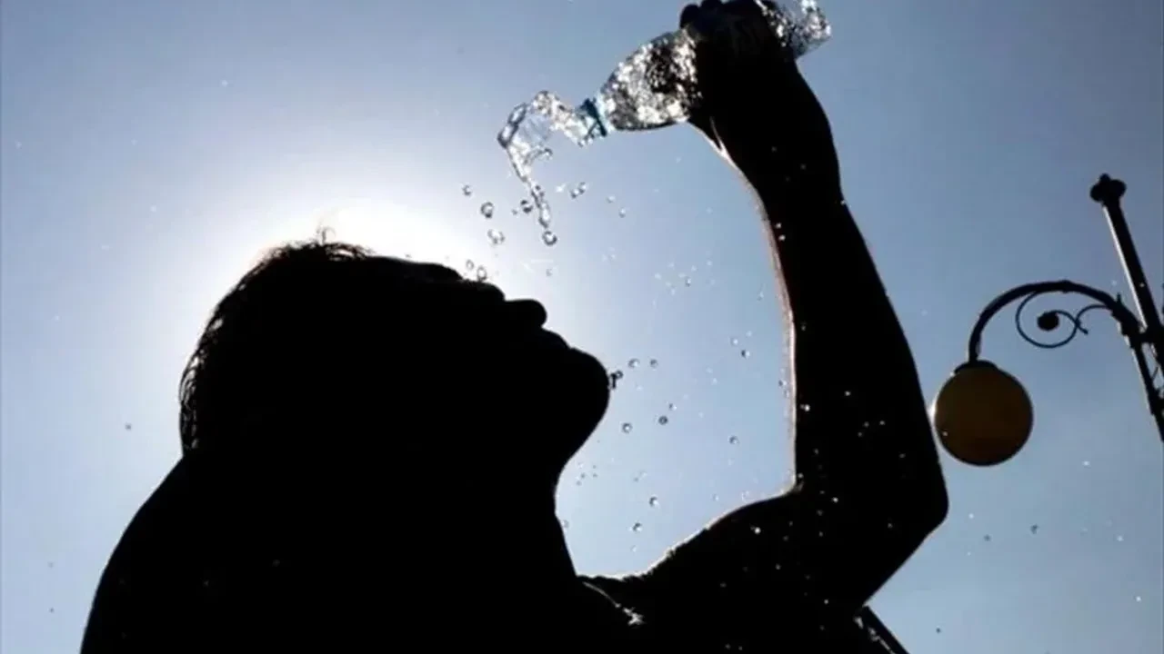 Türkiye'de sıcak hava dalgası devam ediyor, sağanak ve rüzgar uyarıları yapıldı