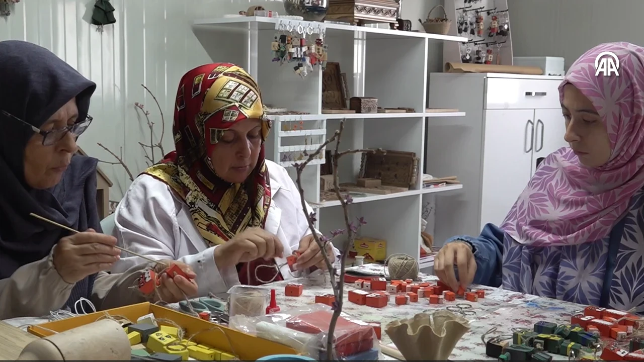 Kahramanmaraşlı Kadın, Atık Talaşlarla Sanata Dönüşüm Yaratıyor