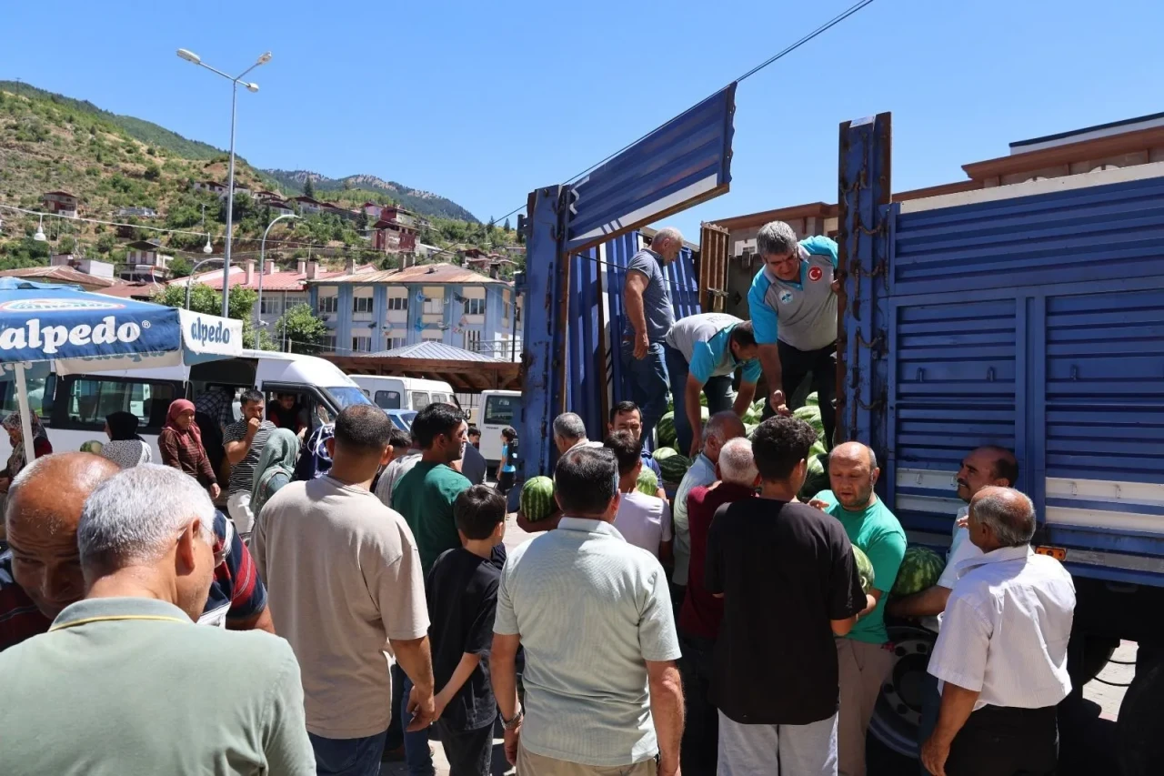 Saimbeyli'de 20 Ton Karpuz Üreticiden Alınarak Vatandaşa Ücretsiz Dağıtıldı