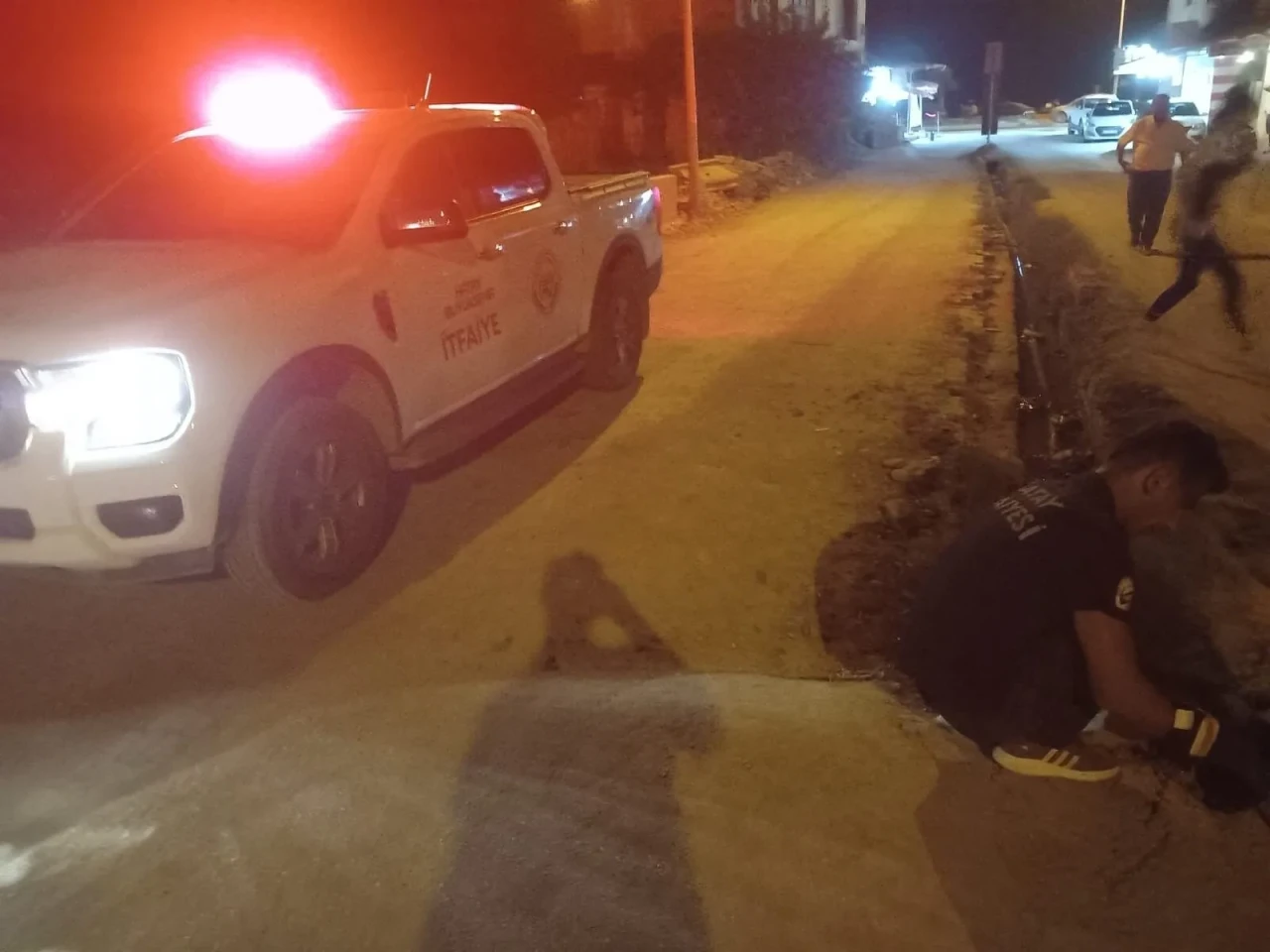Hatay'da itfaiye ekipleri, sıkışan yavru köpeği kurtarmak için seferber oldu
