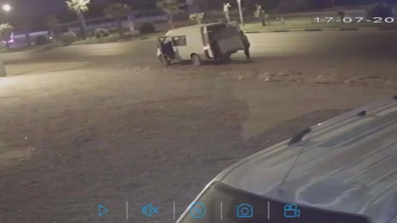 Kırıkhan'da Gözüpek Hırsızlar Çöp Konteynerini Çaldı, Olay Kameralara Yansıdı