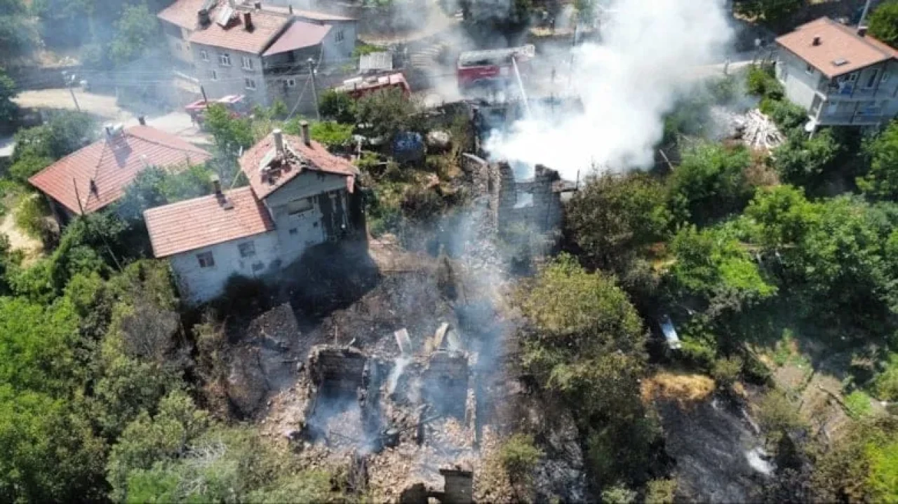 Bademli Mahallesi'nde yangın, 3 evi kullanılamaz hale getirdi; ekipler müdahale etti