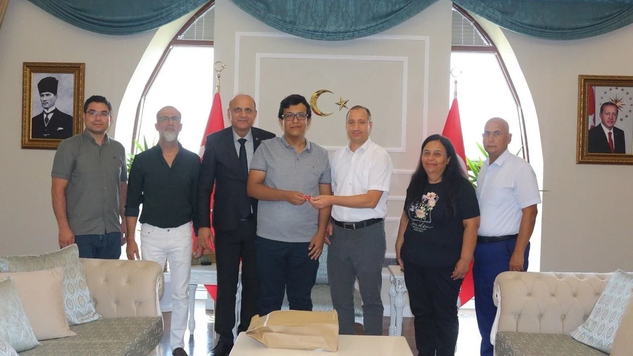 Tarsus'un LGS ve YKS şampiyonları makamda ağırlandı, başarıları ilçeye umut aşılıyor.
