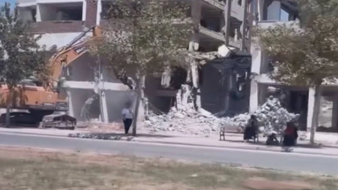 Kahramanmaraş'ta Yıkım İhmal Edildi, Yolcular Tehlikede!