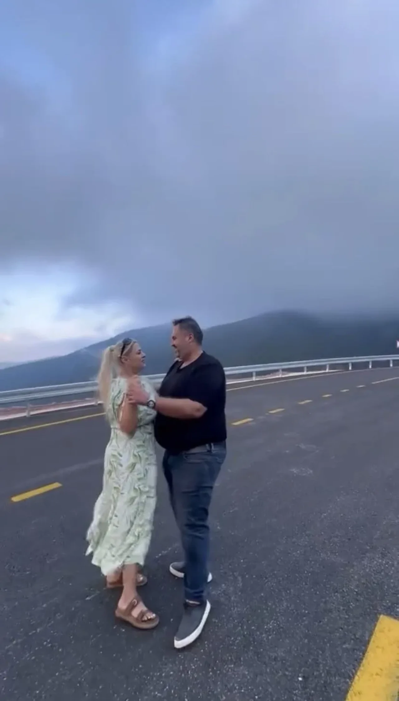 Hatay'da Doğa ile Bütünleşen Yeni Yol, Dans Eden Çiftin Viral Anlarıyla Gündem Oldu