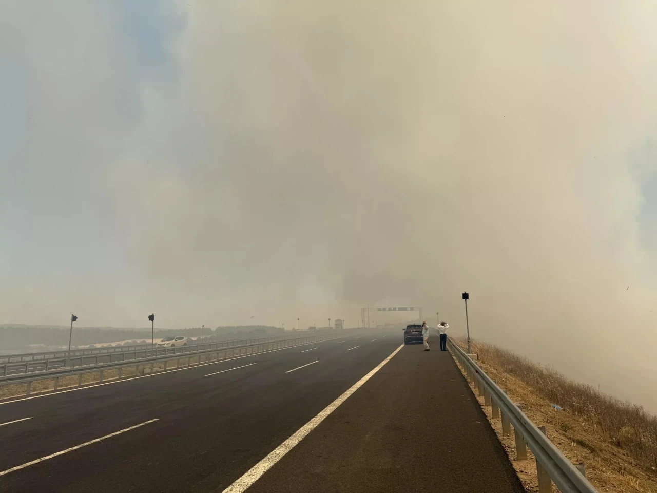 Alevler durmuyor: Yunanistan sınırına giden yol trafiğe kapandı!