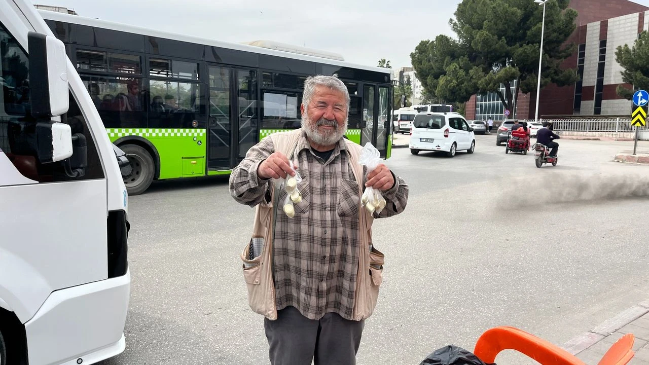 Bozuk paralarla hayata tutunan muavin, şoförlerin vazgeçilmezi oldu