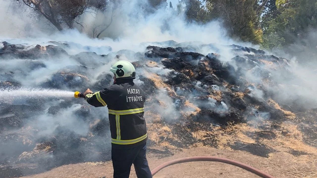 Kumlu'da Saman Balyaları Yandı, Yangın Kontrol Altına Alındı