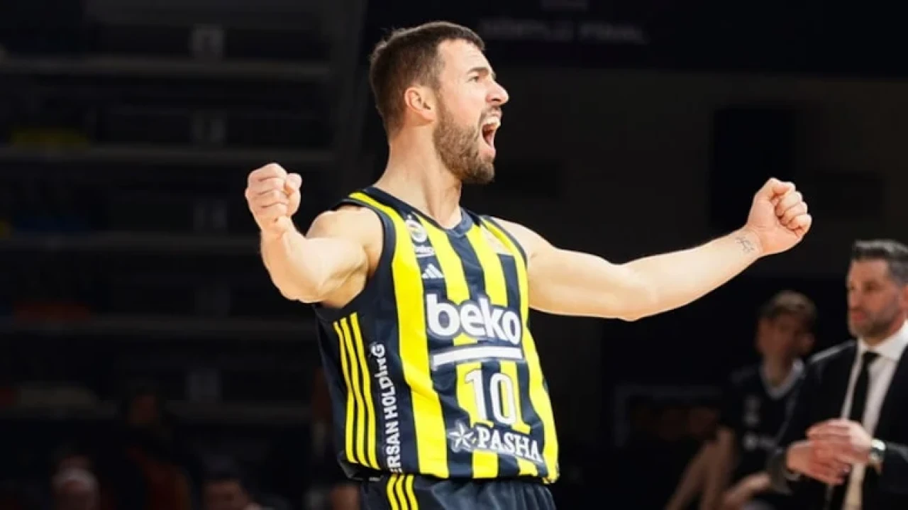 Fenerbahçe Beko, kaptanı Melih Mahmutoğlu ile 1 yıl daha devam edecek