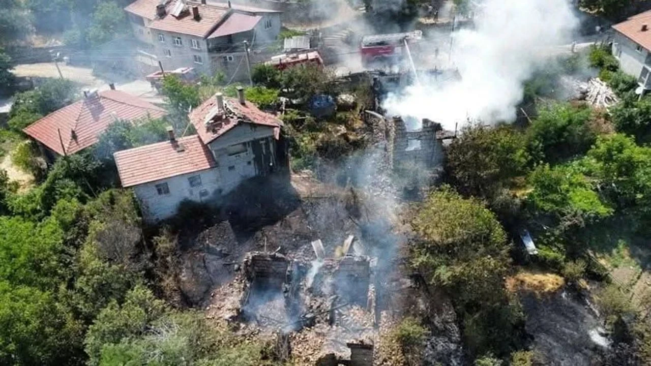 Akseki'de hızla büyüyen yangın, 3 evi kullanılamaz hale getirdi; inceleme başlatıldı