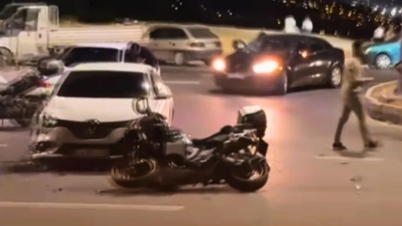 Kahramanmaraş'ta motosiklet-otomobil çarpışması: Sürücü yaralı, trafik aksadı
