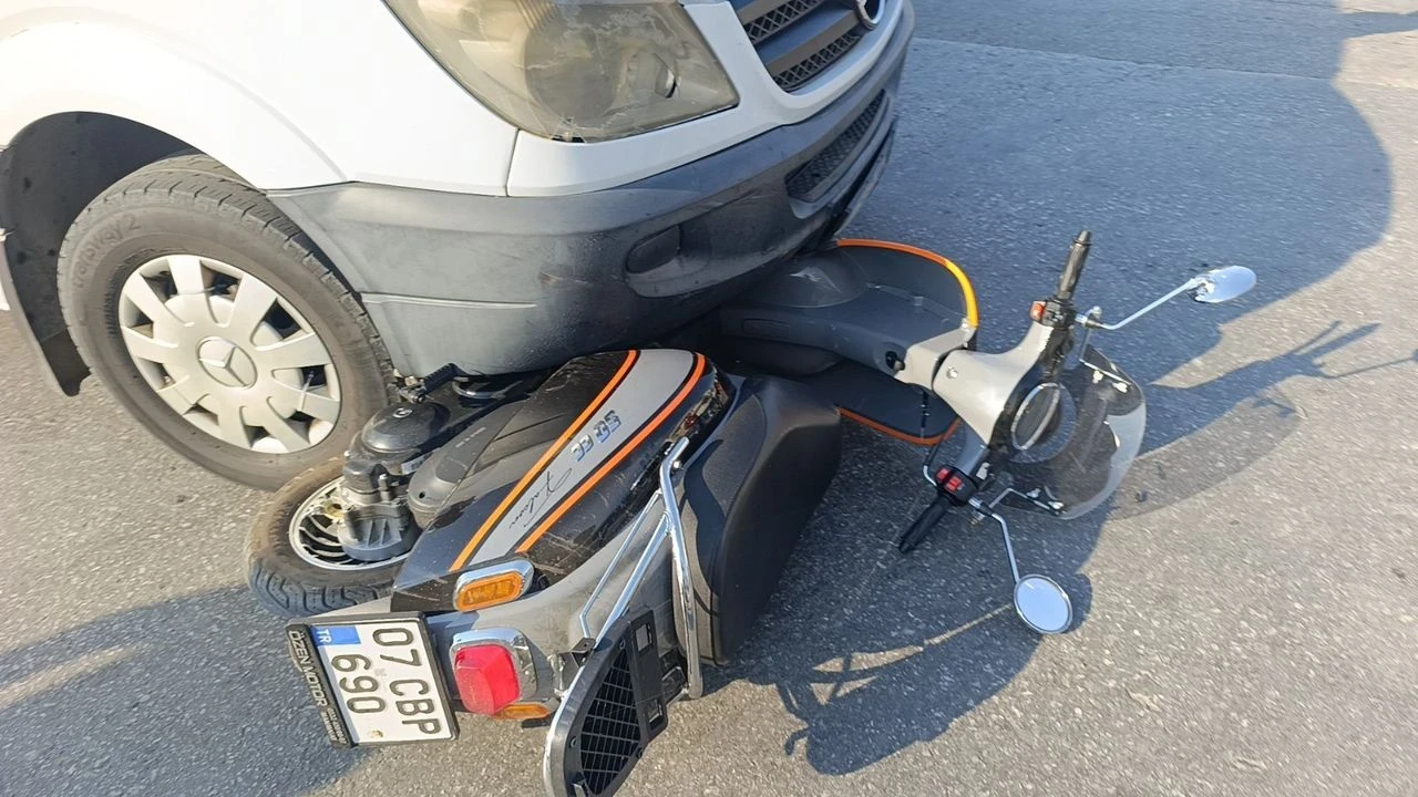 Manavgat'ta minibüs ve elektrikli bisiklet çarpıştı, sürücü son anda kurtuldu!