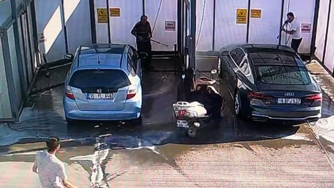 Motosikletten kontrolden çıkan sürücü, otomobile çarptı; kazada yaralanan olmadı