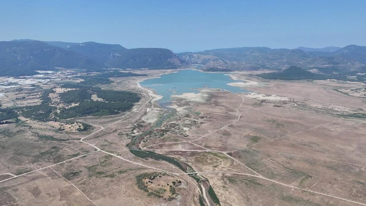 İzmir'de kuraklık alarmı: Barajlarda su seviyesi tehlikeli seviyelerde! Tasarruf çağrısı yapıldı.