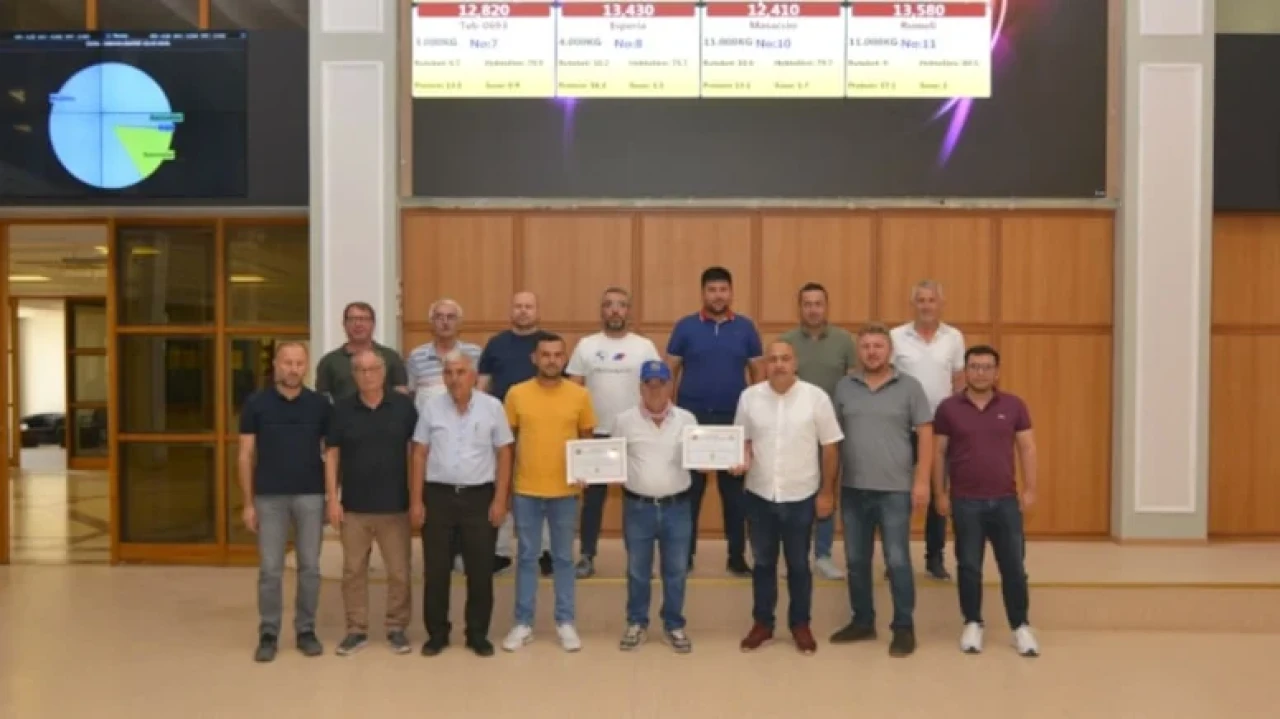 Ayçiçeği elektronik satışında Tayakadınlı üretici 1,5 ton ayçiçeği sattı, plaket ve mazot ödülü aldı