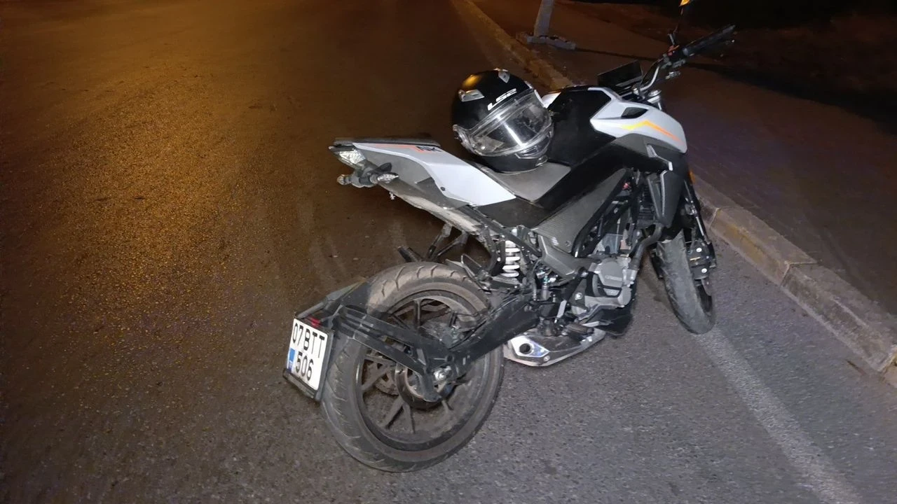 Manavgat'ta Motosiklet Kazası: Sürücü Hastaneye Kaldırıldı, Trafikte Aksama Yaşandı