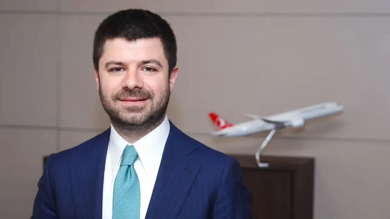 Yahya Üstün, Türk Hava Yolları İletişim Başkanı olarak medya kariyerini sürdürüyor
