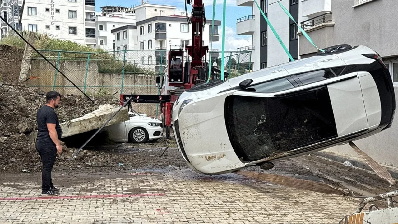 Araçlar duvarın altında kaldı, ekipler kurtarma çalışması başlattı
