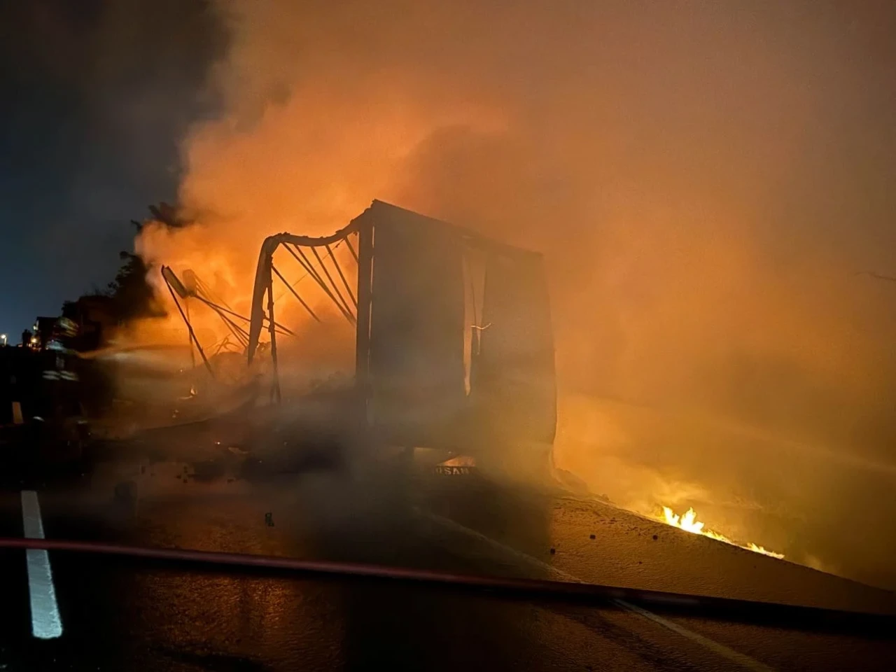 İzmir-Uşak yolunda TIR'da çıkan yangın ağaçlara sıçradı, yol trafiğe açıldı