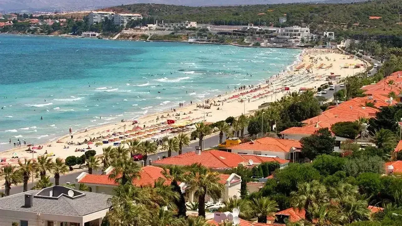 Çeşme'de su kesintilerine rağmen turizmde iptalsiz sezon sürüyor