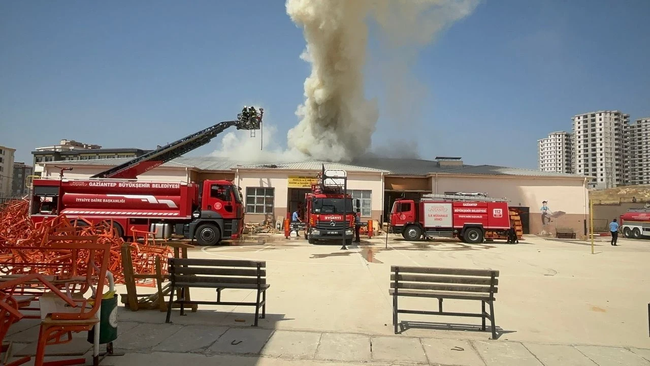 Gaziantep'teki Meslek Lisesi Mobilya Atölyesinde Yangın Paniği yaşandı, ekipler müdahalede bulunuyor.