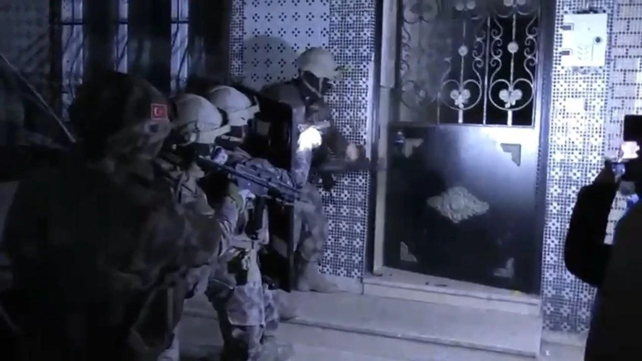 Bursa'da 21 ilde dev narkotik operasyonu: 304 şüpheli gözaltında, hedef sokak satıcıları!