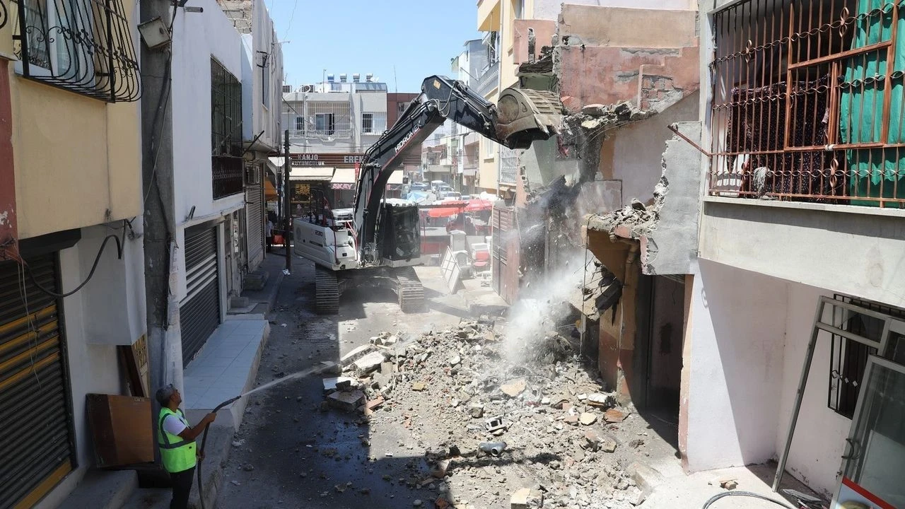 Mersin'de tehlikeli metruk yapılar yıkılıyor, güvenlik önlemleri artırılıyor