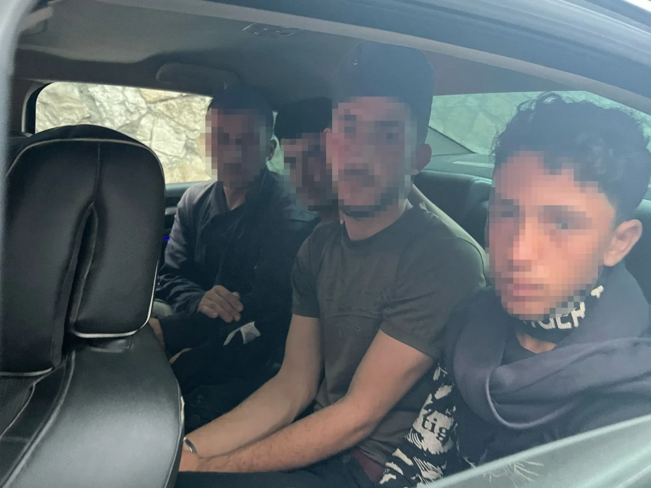 Hatay'da göçmen kaçakçılığı operasyonu: 10 göçmen yakalandı, 3 kişi tutuklandı.