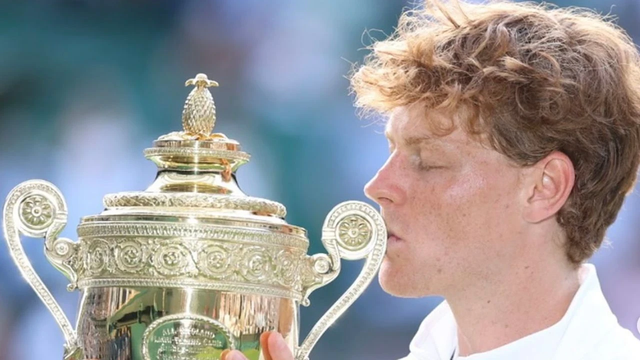Sinner, Wimbledon'ı kazanarak İtalya'nın tarihini değiştirdi ve Alcaraz rekabetinde zafer elde etti