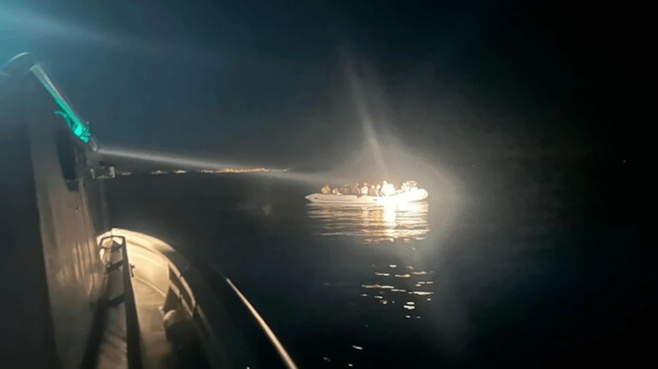 Düzensiz göçmenleri taşıyan bot motor arızası nedeniyle sürüklendi, 22 kişi kurtarıldı