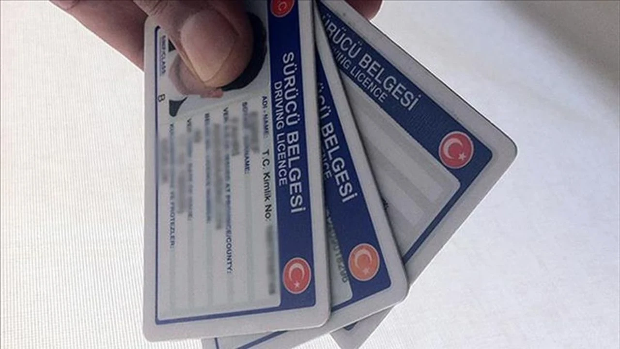 Eski tip ehliyetler 2025'te geçersiz, sürücülere kritik uyarı! Yenileme için son tarih 31 Temmuz.