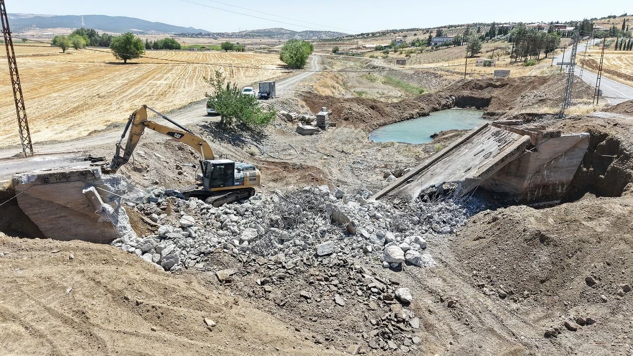 Kahramanmaraş'ta eski köprü yıkılıyor, yeni ve güvenli yapı inşa ediliyor