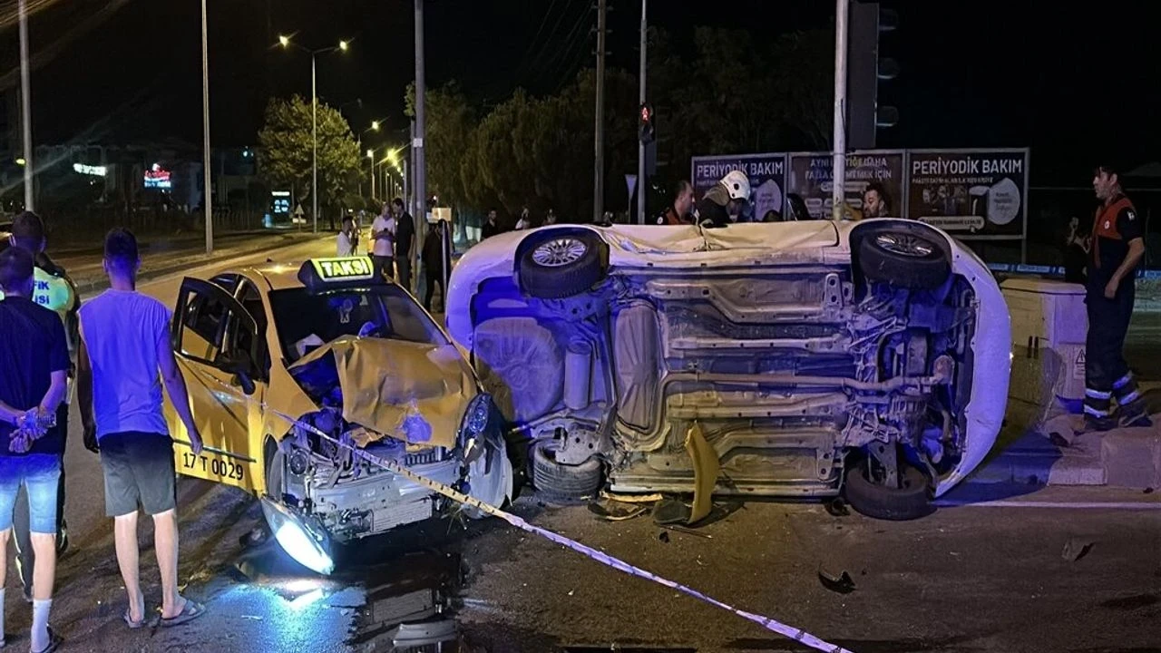 Çanakkale'de taksi ile otomobil çarpıştı, 8 kişi yaralandı