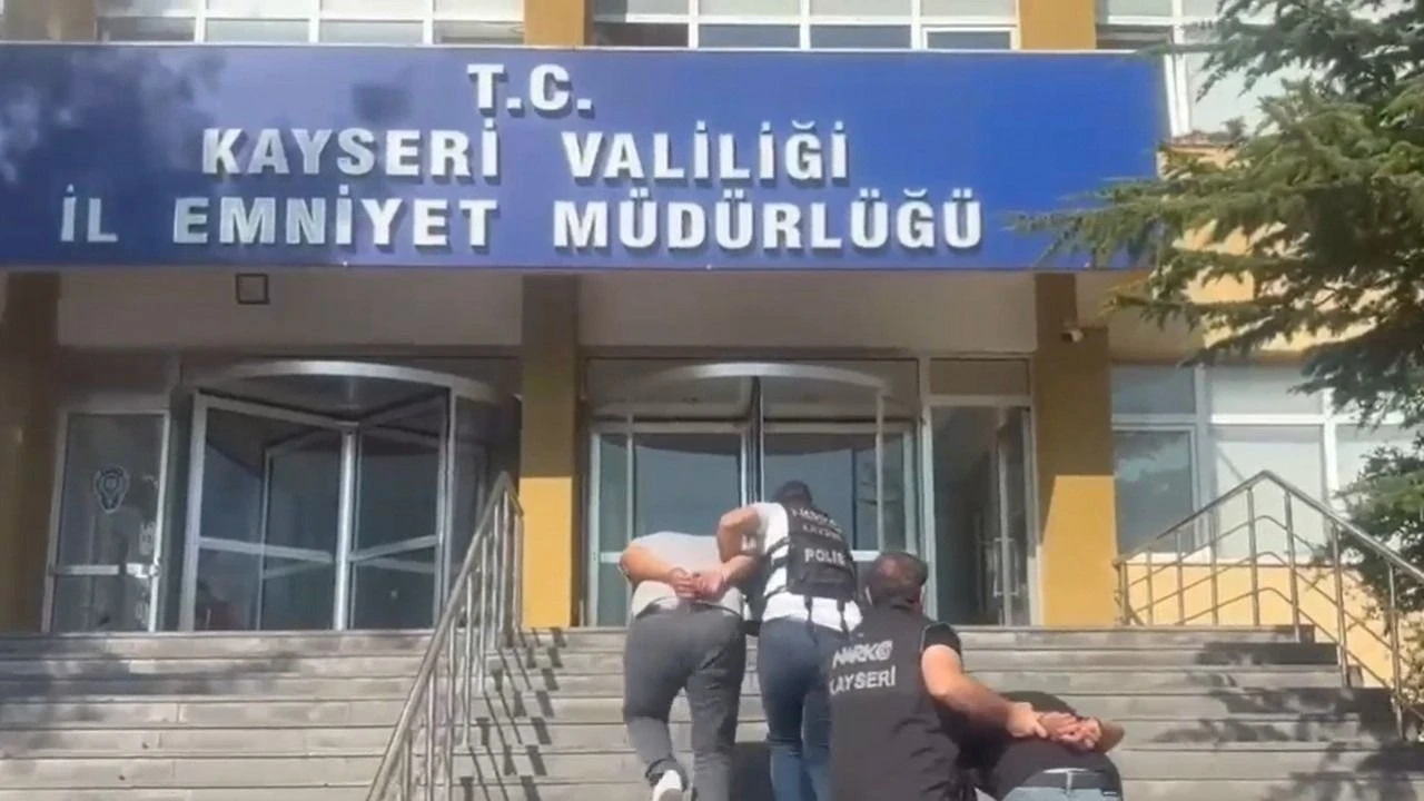 Kayseri’de uyuşturucu tacirlerine yönelik operasyon: 5 gözaltı, 1 kilo uyuşturucu ele geçirildi.
