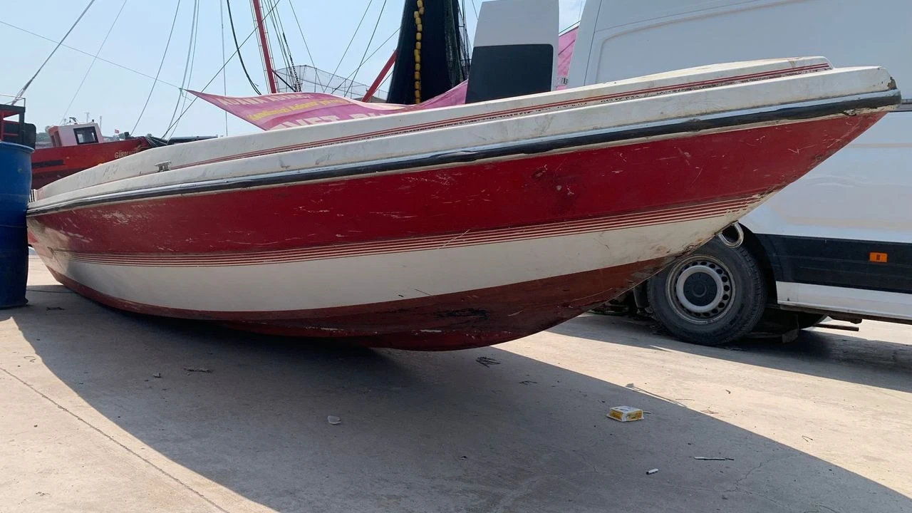Sahipsiz tekne Karataş Limanı'nda bulundu, sahibi için araştırma başlatıldı!