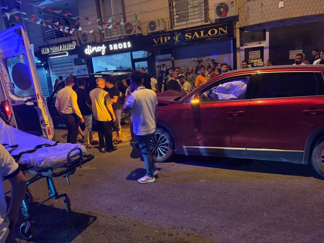 Reyhanlı'da kontrolden çıkan otomobil park halindeki araçlara çarptı, 4 kişi yaralandı. Saniyelerle kurtulan vatandaş şokta!