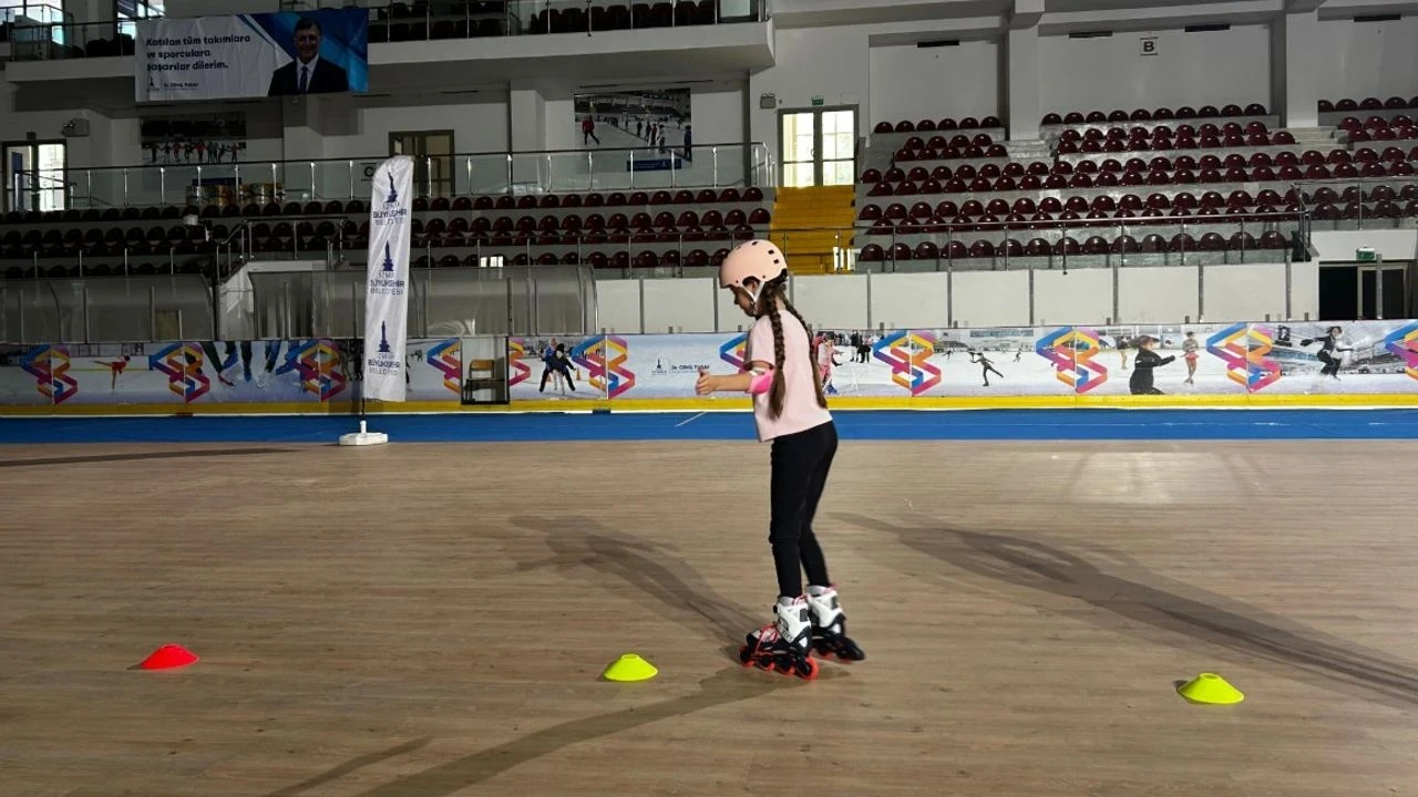 İzmir'de Buz Salonu, Çok Amaçlı Spor Merkezine Dönüştü; Tekerlekli Paten Kayıtları Başlıyor