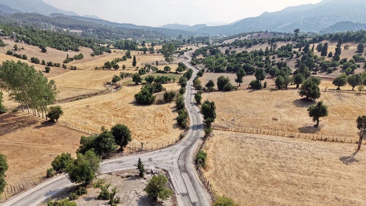 Andırın'da 9 km'lik yol sathi asfaltla kaplanarak ulaşım sorunu çözüldü