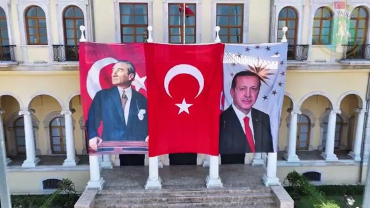 İzmir Valiliği'nden 15 Temmuz çağrısı: Bayrağımızı gururla dalgalandırın!