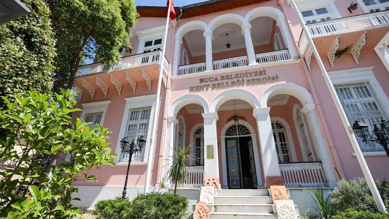 Buca'da Pembe Köşk'te açılan Kent Belleği Sergisi, kültürel mirası yeniden hayat bulduruyor.