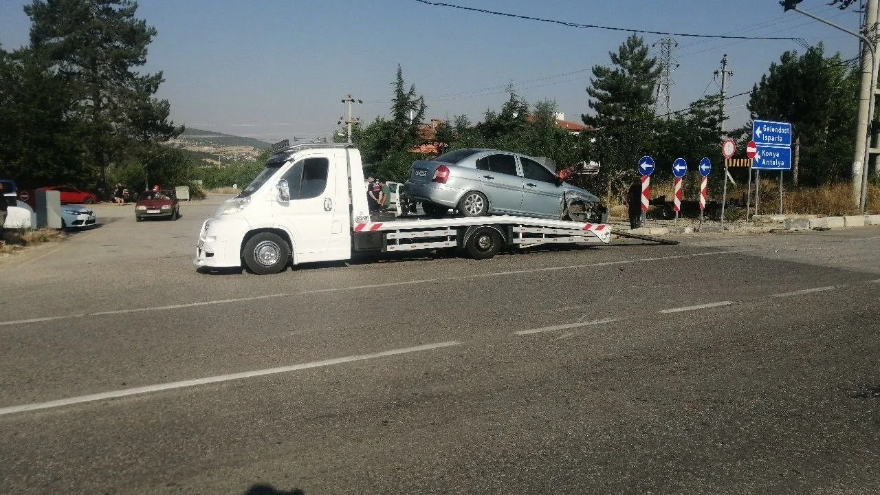 Yalvaç'ta Kavşakta İki Araç Çarpıştı: Bir Yaralı Hastaneye Kaldırıldı