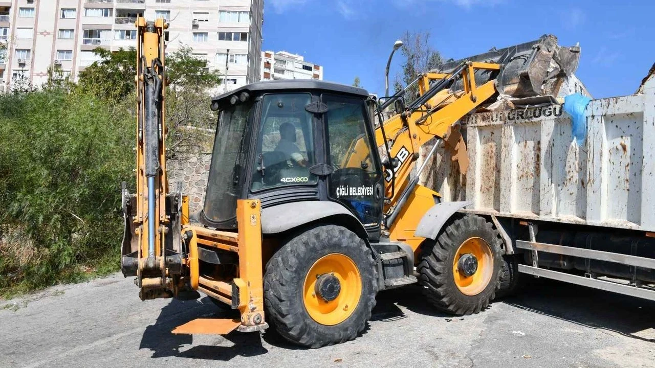 Çiğli'de Moloz Temizliği İçin Yoğun Kampanya Devam Ediyor