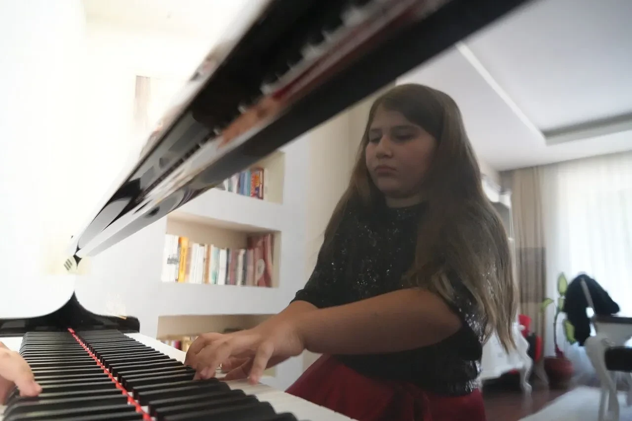 10 yaşındaki Elif, piyano yarışmasında birincilikle Uluslararası başarıya imza attı!